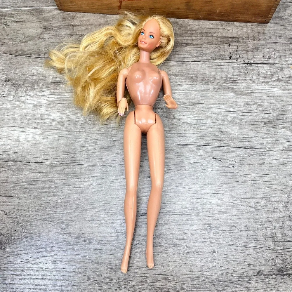 1979 Mattel Beauty Secrets Barbie Doll Nude,‎ articulated hands